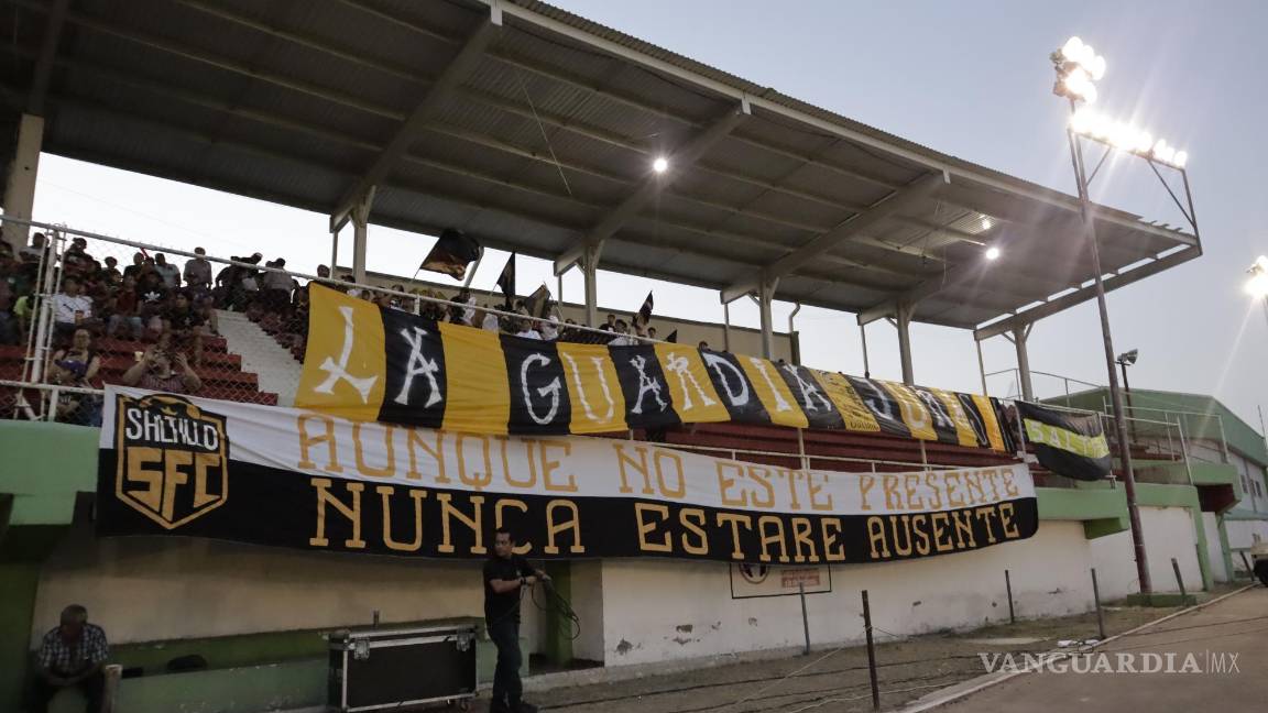 $!La Guardia Jurásika estuvo alentando en todo momento al club saltillense.