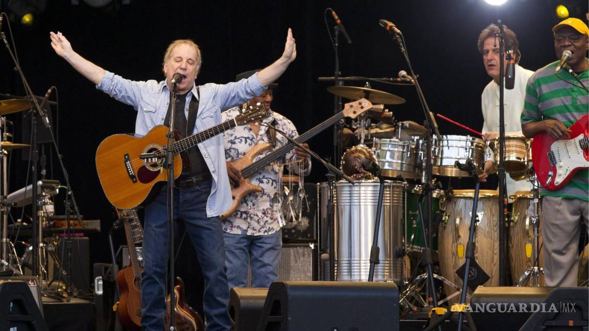 $!El músico estadounidense Paul Simon (i) se presenta en concierto en 2011, durante el Festival de Verano de Zúrich (Suiza). EFE/Alessandro Della Bella