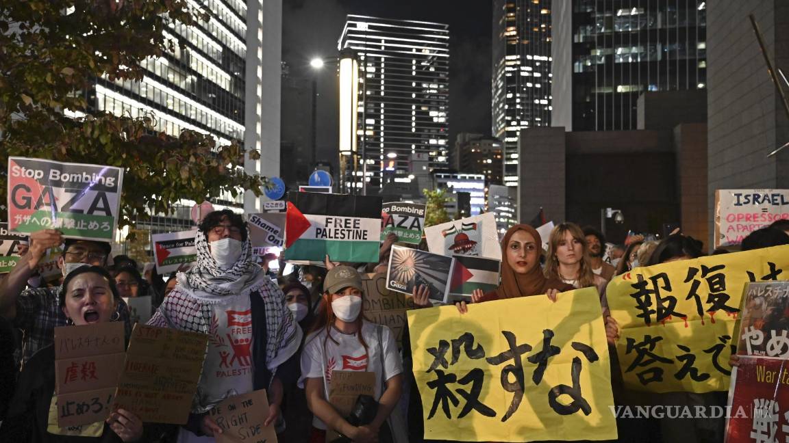 $!Manifestantes se reúnen cerca de la embajada de Estados Unidos en Tokio, Japón, para mostrar solidaridad con el pueblo palestino en Gaza.