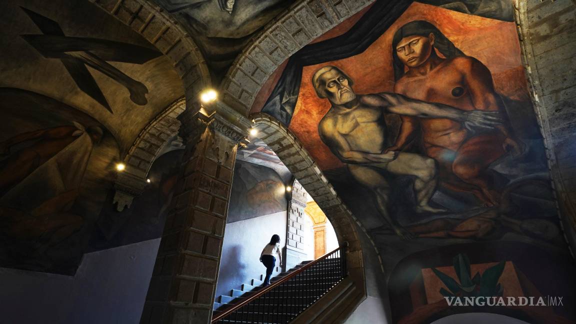 $!Un fresco de 1926 de Hernán Cortés y La Malinche de José Clemente Orozco decora el Antiguo Colegio de San Ildefonso en la Ciudad de México.