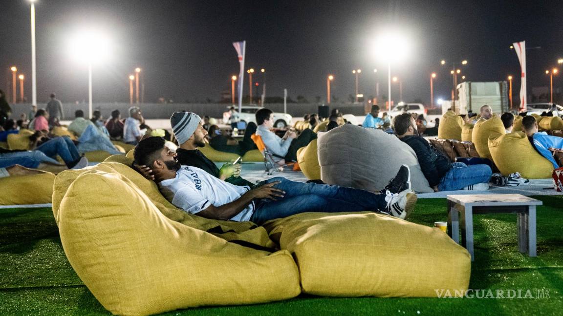 $!Fans en el lounge ubicado en el Fan Village en Doha.
