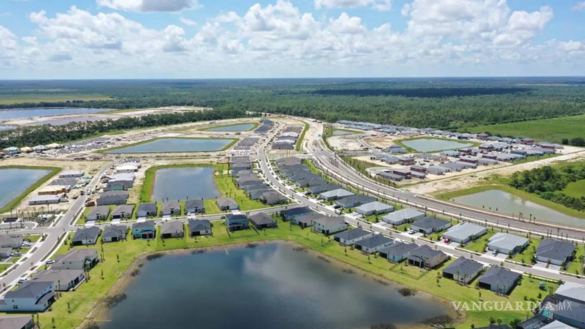 $!Vista aérea de la organización de las casas construidas en Babcock Ranch entorno a unos lagos capaz de suportar el impacto de los fenómenos naturales.