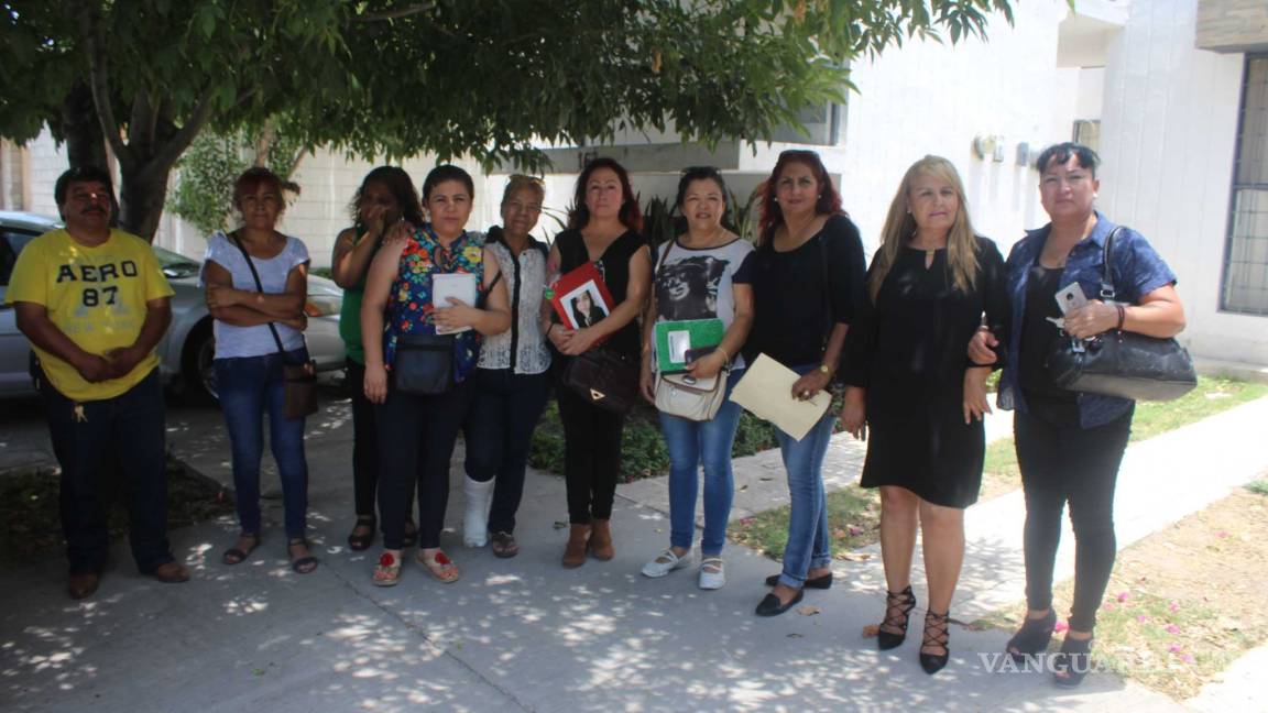 Familias víctimas de feminicidios se reúnen con gobernador en Torreón