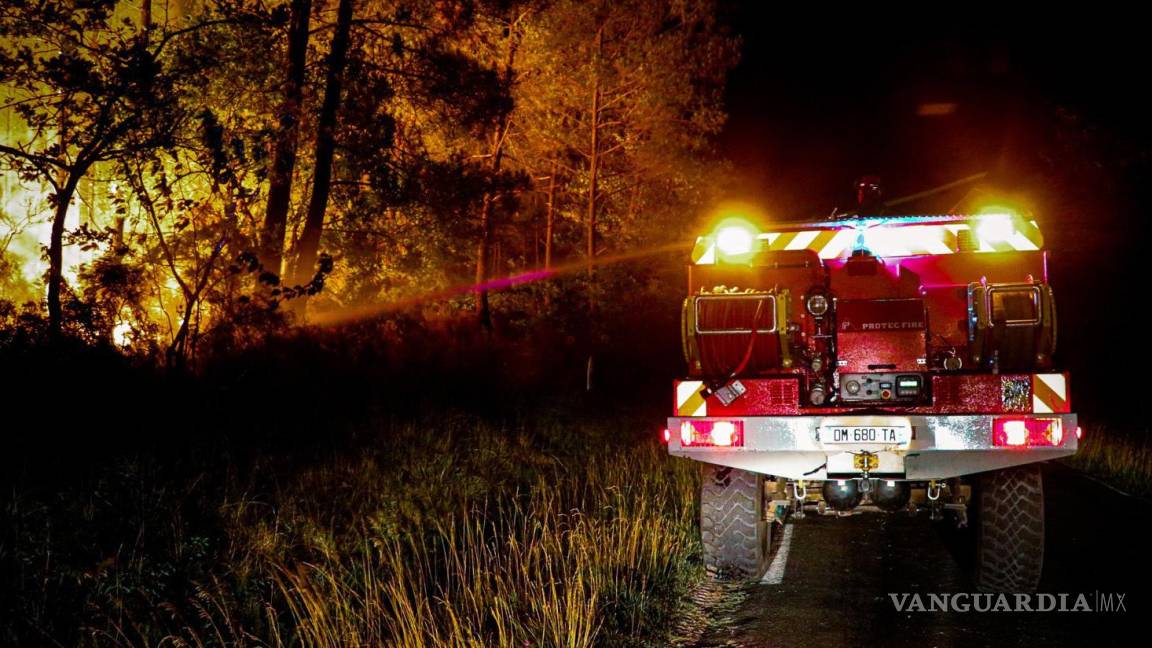 $!Esta foto proporcionada por el SDIS 33 muestra a los bomberos combatiendo un incendio forestal cerca de Landiras, en el suroeste de Francia.
