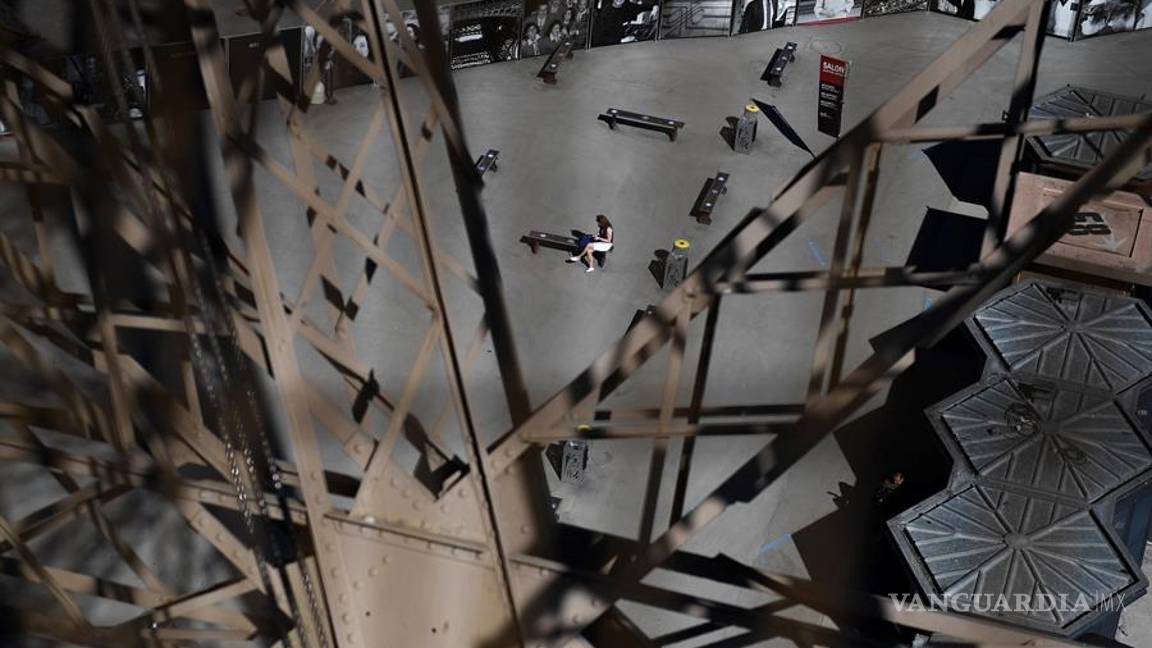 $!Así es cómo los turistas visitan la Torre Eiffel con restricciones por la pandemia del coronavirus en Francia (fotos)
