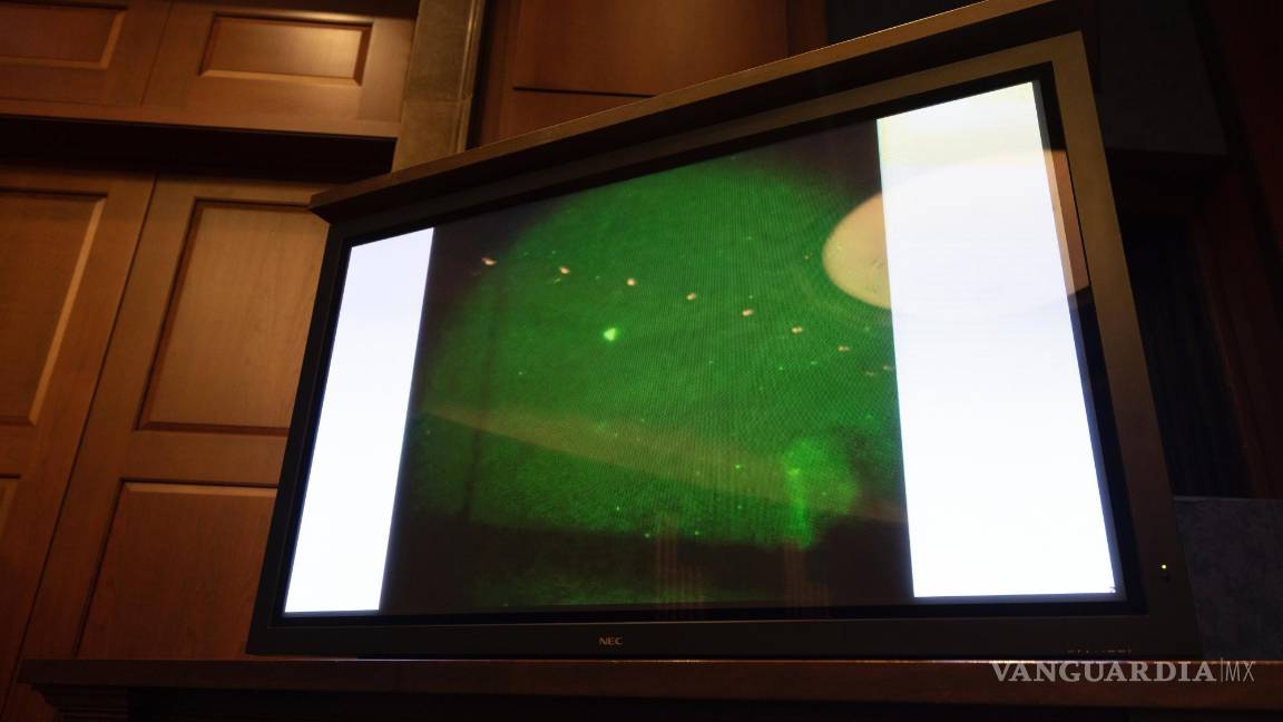 $!Un fenómeno aéreo no identificado, conocido como OVNI, se muestra durante una reunión del Comité de Inteligencia de la Cámara de Representantes.