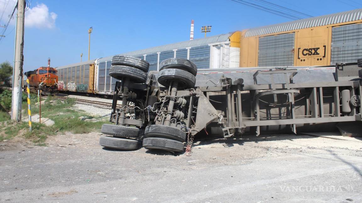 Locomotora embiste y vuelca a tráiler que se le atravesó en Saltillo (VIDEO)