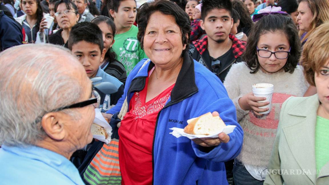 $!Saltillenses comparten gigantesca Rosca de Reyes