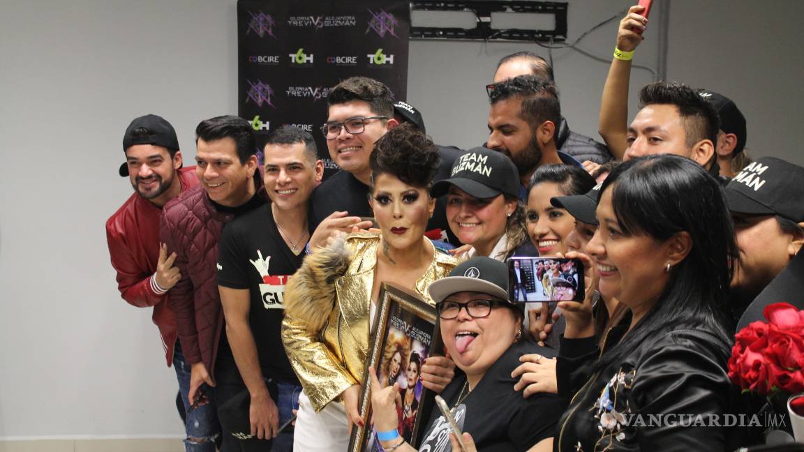 $!Fans sorprenden a Alejandra Guzmán y La Arena la reconoce