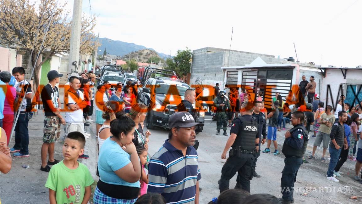 $!Padre e hijo roban patrulla de la policía de Saltillo y terminan volcados