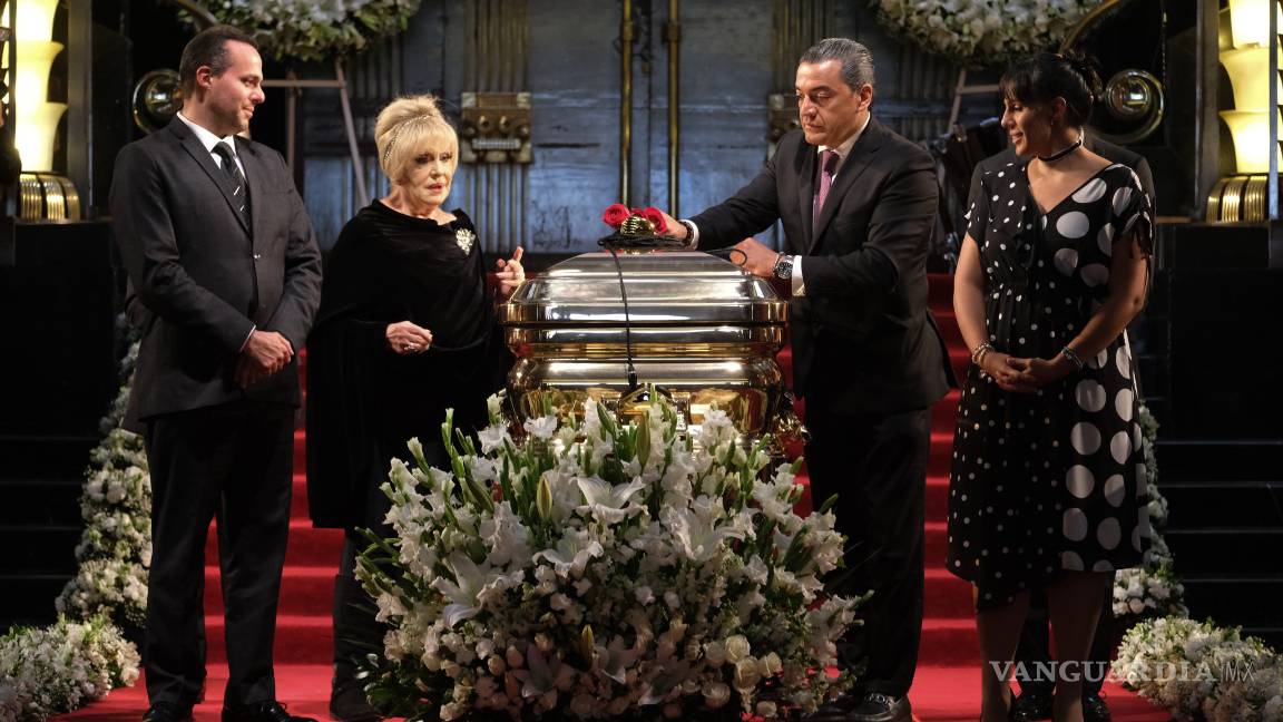 $!FOTOGALERÍA: Palacio de Bellas Artes rinde tributo al príncipe de la canción José José