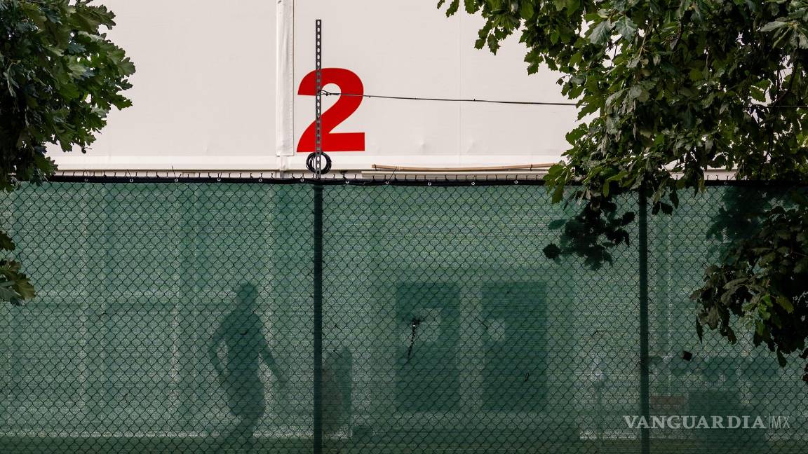 $!Afuera del refugio de Randall’s Island, que alberga a miles de migrantes, incluidos algunos de Venezuela, en Nueva York.