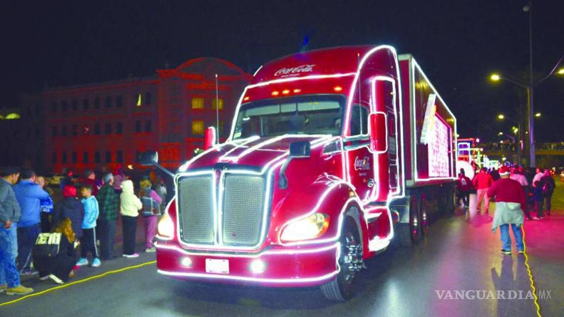 $!Recorrido. Un mensaje de dicha y paz envió la Caravana de la Coca Cola a las familias saltillenses.