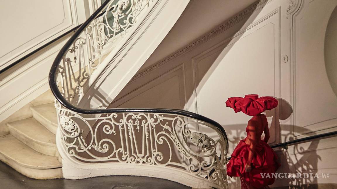 $!Una modelo desfila un diseño de la colección Christian Siriano se modela durante la Semana de la Moda en Nueva York.