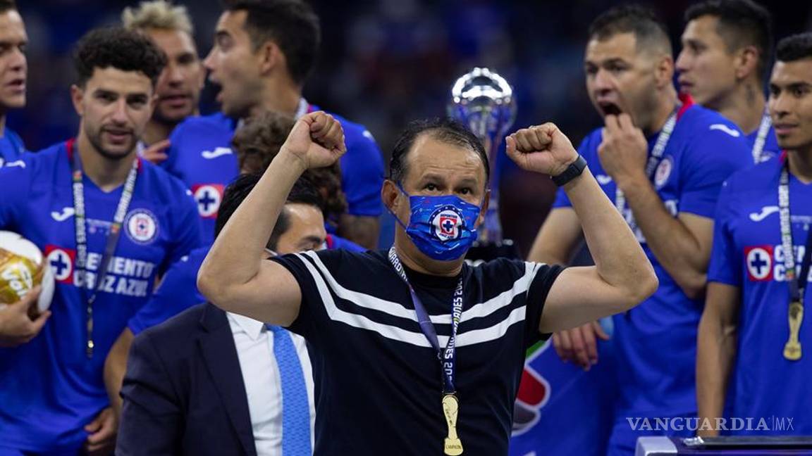 $!Después de 23 años en silencio, así celebran aficionados al campeón Cruz Azul