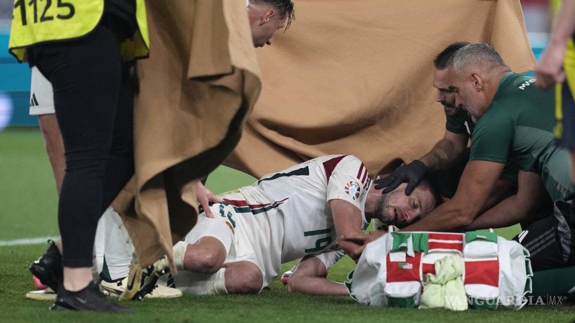Escalofriante lesión en el Escocia vs Hungría: Barnabás Varga sale en camilla tras fuerte choque con Angus Gunn