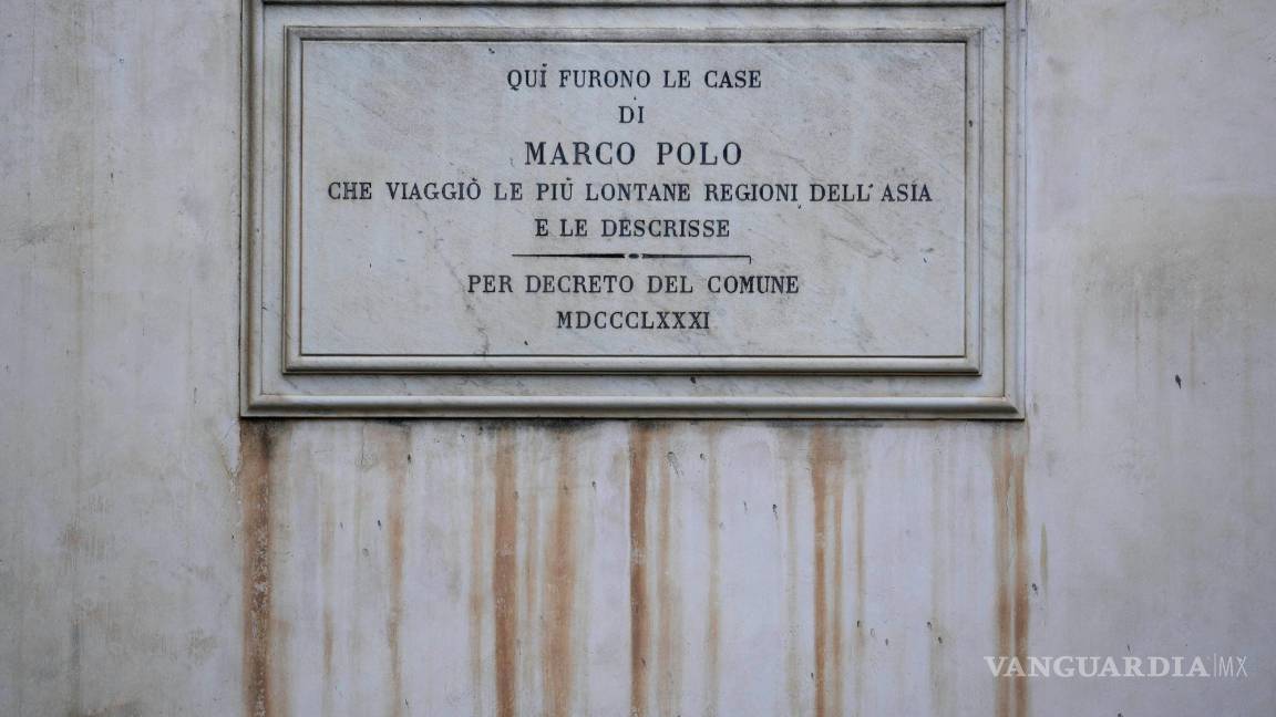 $!Una placa de mármol, en italiano, indica que “Estas fueron las casas de Marco Polo, que viajó a las regiones más lejanas de Asia y las describió”.