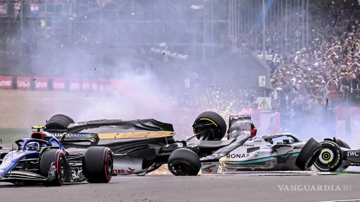 $!Aspectos del accidente de Guanyu Zhou de Alfa Romeo.