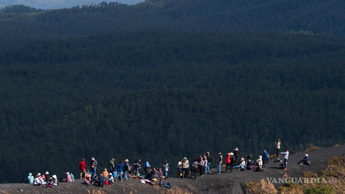 $!Un grupo de personas que forman parte de un congreso internacional de vulcanología descansa en el borde del cráter del volcán Paricutín, en Michoacán.