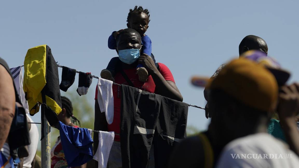 $!Una gran cantidad de personas fueron y vinieron cruzando el río Bravo el sábado, reingresando a México para comprar agua, alimentos y pañales en Ciudad Acuña.
