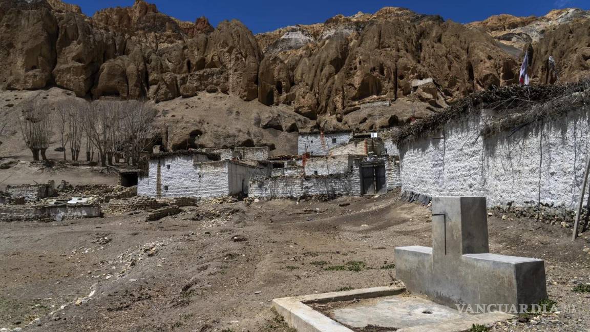 $!Una fuente de agua seca puede apreciarse en el poblado abandonado de Samjung, en la región de Mustang, a 462 kilómetros de Katmandú, Nepal.