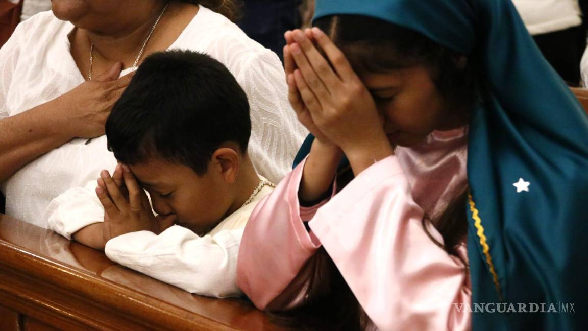 $!Las muestras de devoción juvenil fueron lo común en el evento religioso.