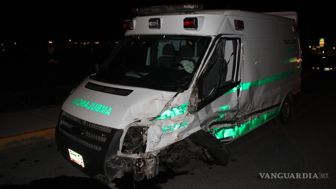 Choca ambulancia al sur de Saltillo; trasladaba a una mujer embarazada y a un adulto mayor