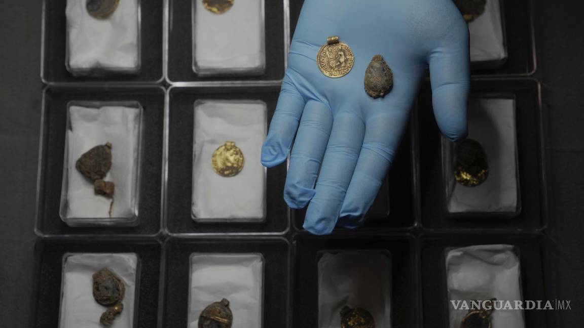 Arqueólogos encuentran un collar de oro y joyas 1,300 años de antigüedad en Inglaterra