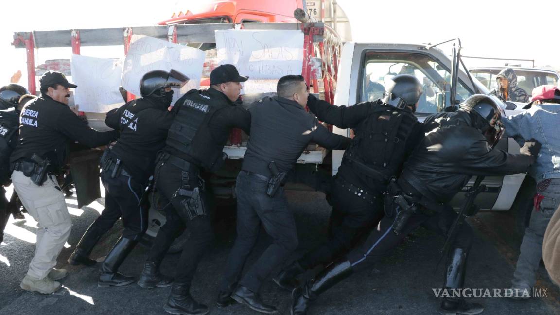 $!Caos por 6 horas en autopista de Coahuila; 200 campesinos bloquean vías para exigir cierre de basurero tóxico