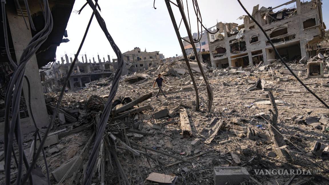 $!Un palestino camina entre la destrucción causada por los ataques aéreos israelíes en la Ciudad de Gaza, el 11 de octubre de 2023.