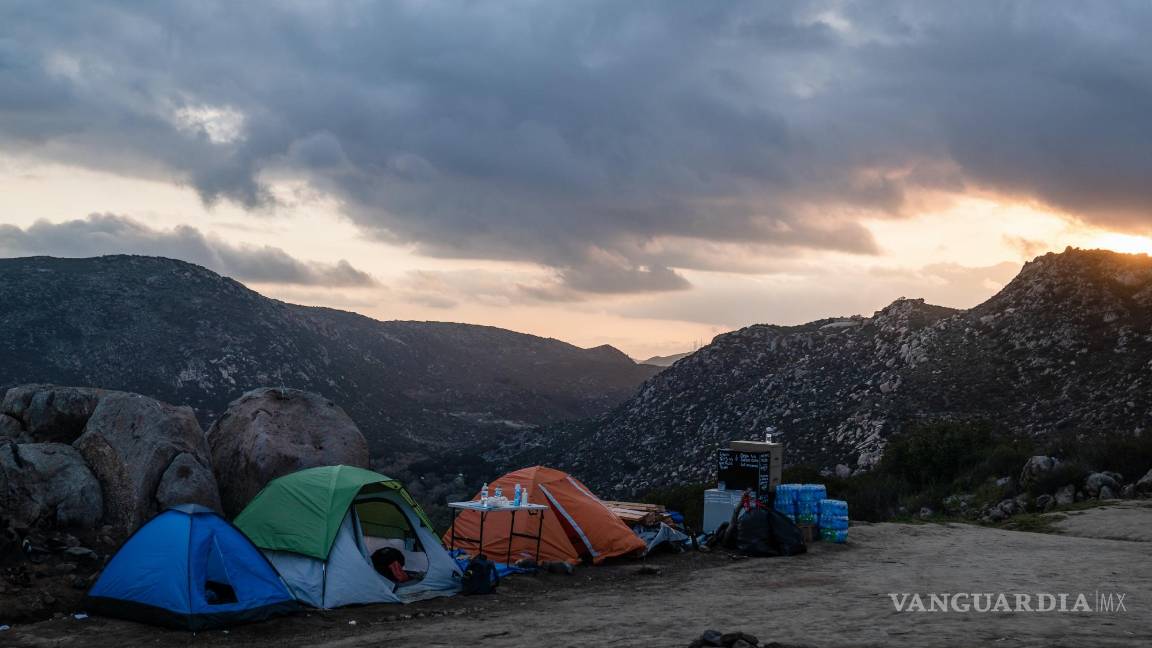 $!Un campamento para solicitantes de asilo que llegan cerca del muro fronterizo en un desierto rural cerca de Campo, California.