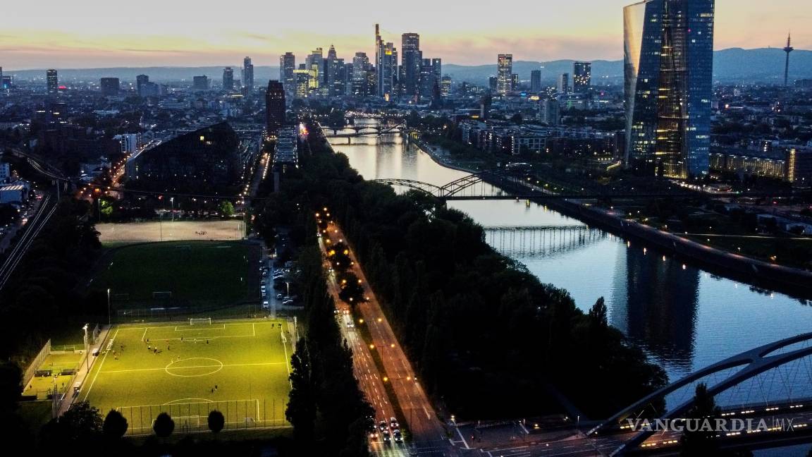 $!Un campo de fútbol en Frankfurt. Desde 1990, según cifras de la Destatis, la población en Alemania creció en un 5 % hasta los 83.6 millones de habitantes.