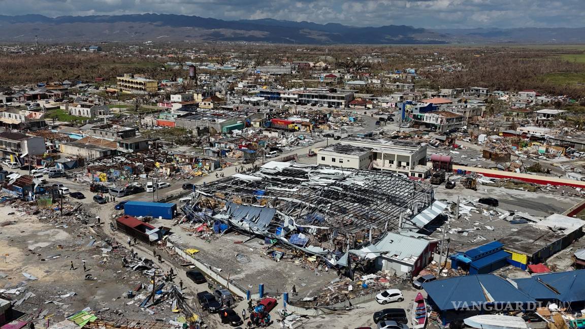 $!Vista aérea de Black River, Jamaica tras el paso del huracán Melissa.