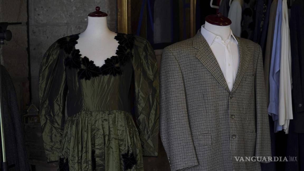 $!Prendas de ropa que pertenecieron al Nobel colombiano Gabriel García Márquez y su esposa Mercedes forman parte de una venta benéfica en la que por años fue su casa en la Ciudad de México. AP/Fernando Llano