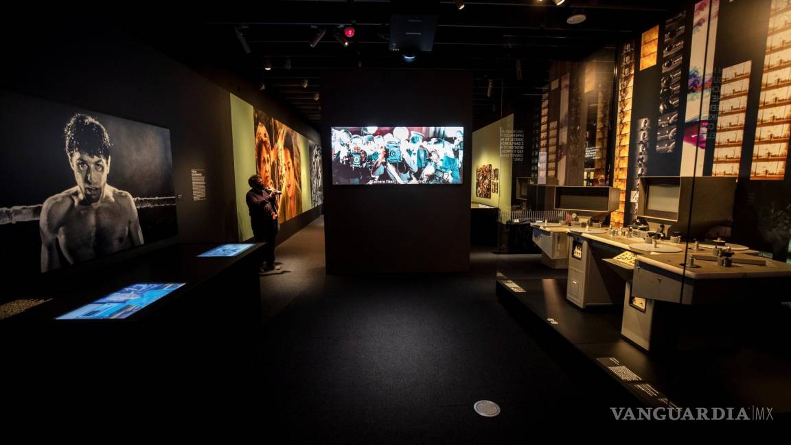 $!Los visitantes caminan por primera vez en las salas de las diversas exposiciones durante la vista previa para la prensa del Museo de la Academia de Imágenes en Movimiento en Los Ángeles, California. EFE/EPA/Etienne Laurent