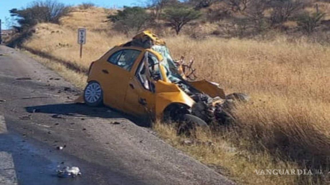 Mueren siete personas, víctimas de choque frontal contra tráiler; uno era taxista de Torreón
