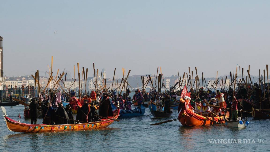 $!Embarcaciones participan en el tradicional desfile en góndola del Carnaval de Venecia, Italia, el 28 de enero de 2024.