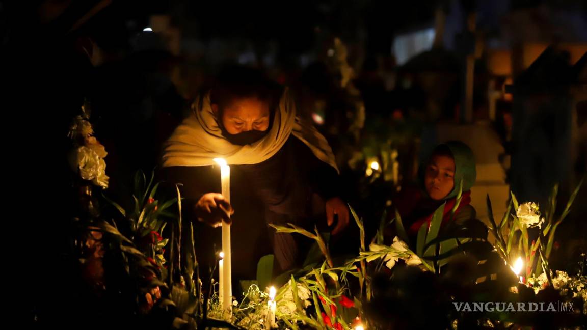 Así vuelve México a llenar los cementerios de colores en el Día de Muertos