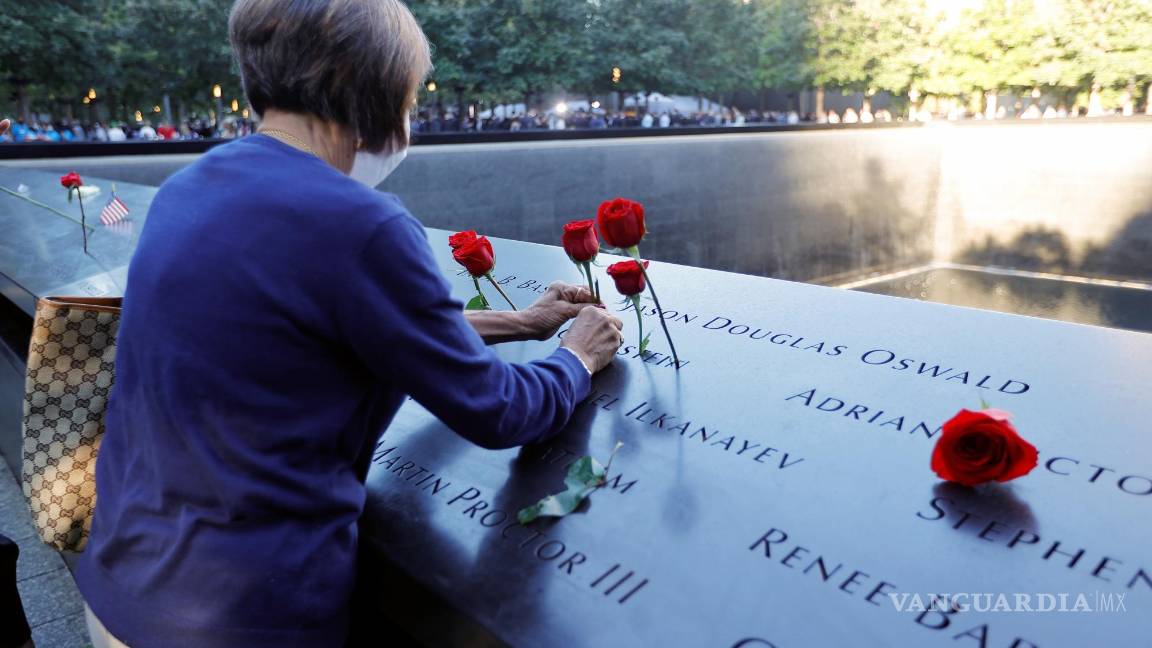 $!Una mujer coloca flores en el 9/11 Memorial en el vigésimo aniversario de los ataques del 11 de septiembre en Manhattan, Ciudad de Nueva York. EFE/EPA/Mike Segar