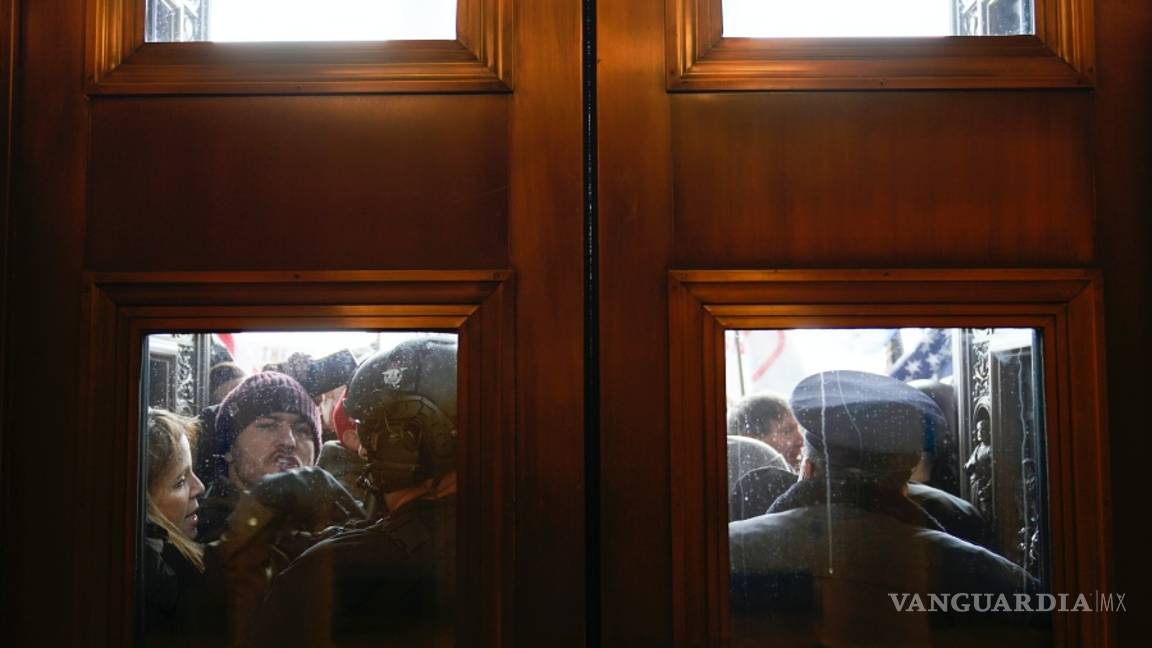 $!Asalto al Capitolio, un día histórico y lamentable que golpea la democracia en EU (fotos)