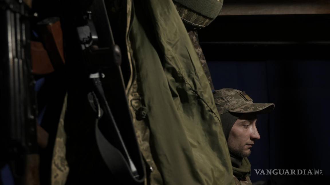 $!Un militar ucraniano descansa en un búnker a las afueras de Kiev, Ucrania.