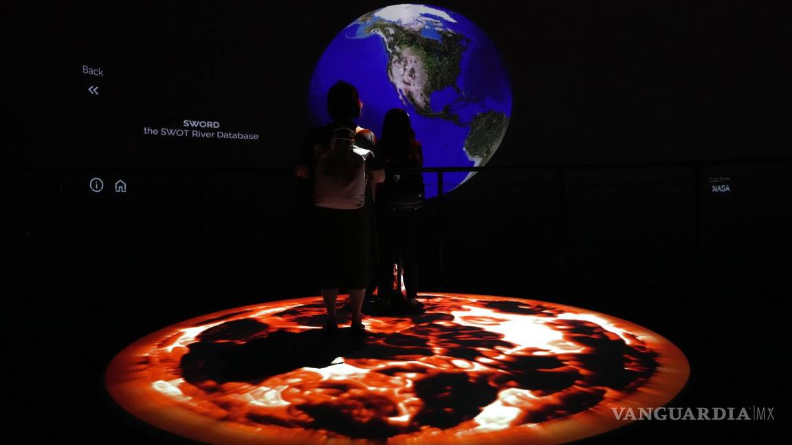 $!La gente mira la obra de arte de Yiyun Kang en la Cumbre sobre el Clima de la ONU COP28 en Dubai, Emiratos Árabes Unidos.