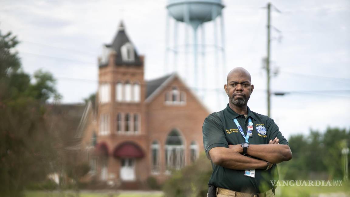 $!Guy Sanders posa para una fotografía el 20 de agosto de 2021, en Branchville, Carolina del Sur. Sanders, nacido en Brooklyn, Nueva York, trabajaba en los servicios médicos de emergencias que respondieron a los ataques terroristas del 11 de septiembre de 2001. El edificio en World Trade Center 7, de 47 pisos, acababa de derrumbarse unas siete horas después de que cayeran las torres en llamas, y los escombros provocaran incendios en ese rascacielos de menor tamaño. La nube de polvo que lo cubrió era tan densa que atascó su mascarilla. AP/Sean Rayford