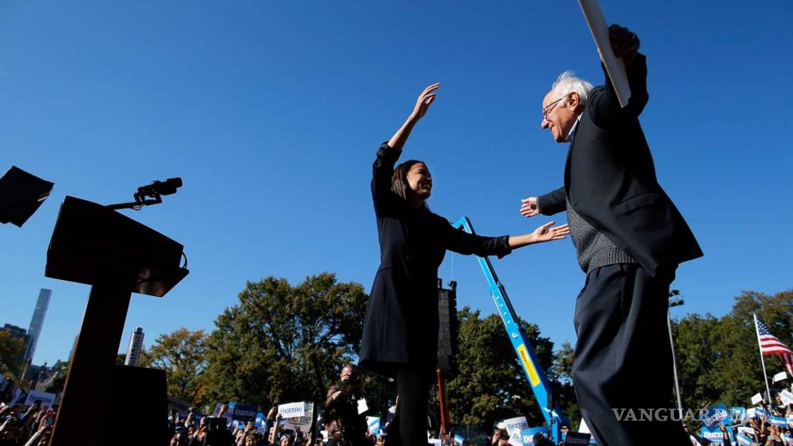 Bernie Sanders retoma de campaña electoral en EU tras infarto, al lado de Alexandria Ocasio-Cortez