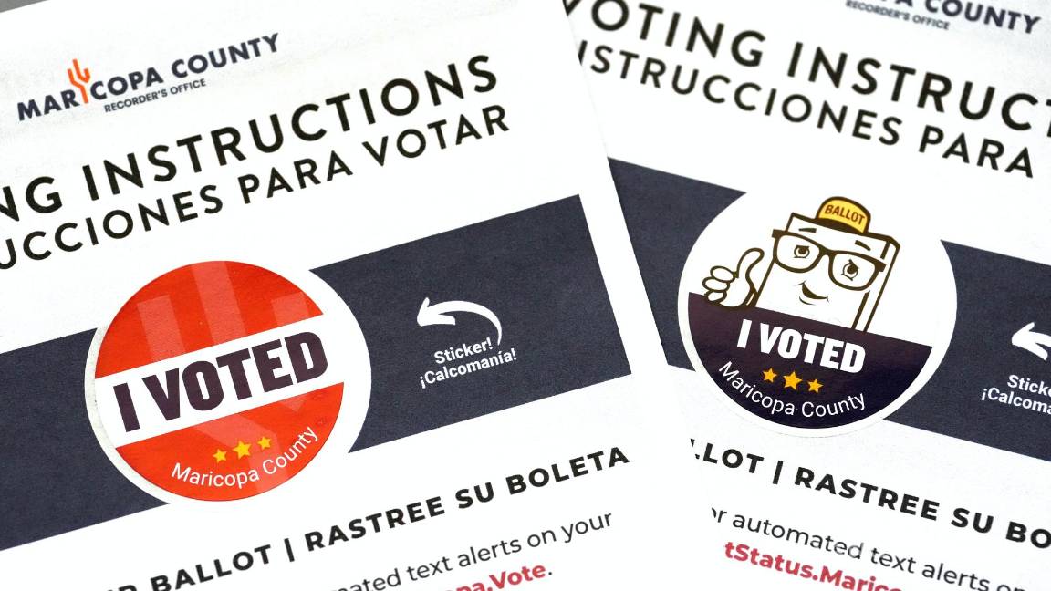 $!Dos de las calcomanías de “Yo voté” que se envían por correo, una por cada boleta enviada, con boletas enviadas por correo en el condado de Maricopa.