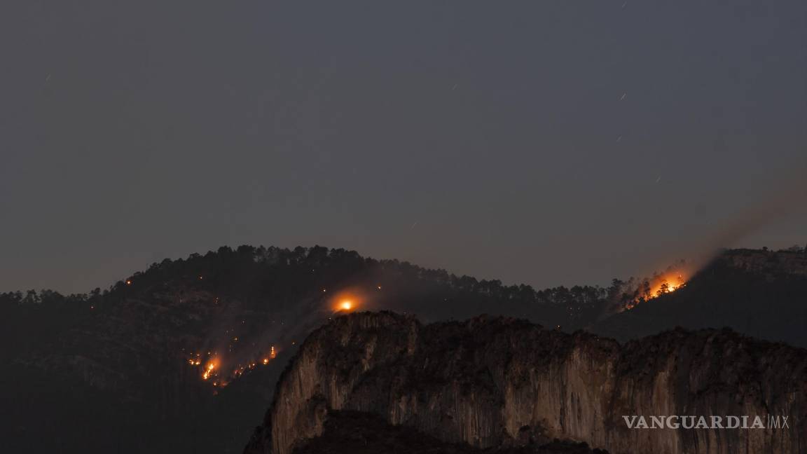 $!Incendio en lo alto del Cañón de San Lorenzo, visto desde la colonia Parajes de Santa Elena.