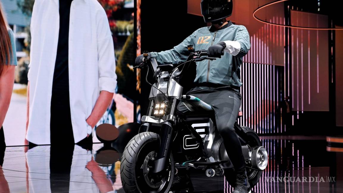 $!El BMW Motorbike Concept CE 02 en exhibición en el primer día de vista previa para la prensa del Salón Internacional del Automóvil IAA en Munich, Alemania. EFE/EPA/Sascha Stenbach