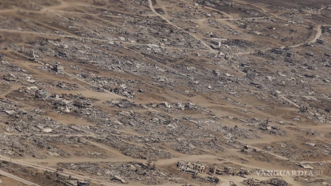 $!Los escombros de los edificios destruidos, vistos desde un C-130 de la Fuerza Aérea Jordana que entregaba paquetes de ayuda en paracaídas en la Franja de Gaza.