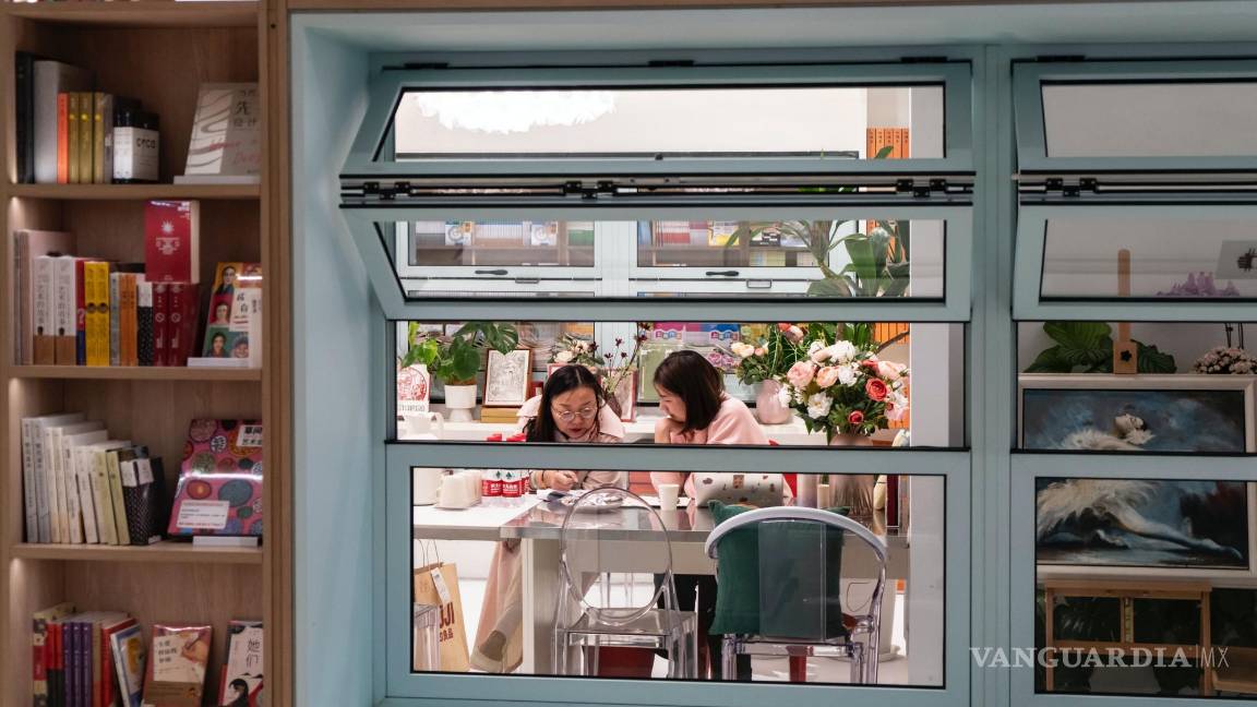 $!Wang Xia (i) propietaria de la librería Xin Chao, quien recientemente trasladó su tienda a un espacio en Shanghai.