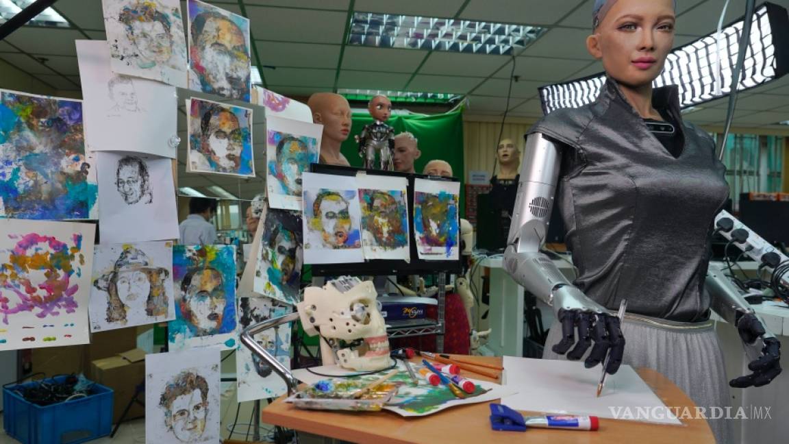 Sophia, un robot, vende una pieza de arte creada por por ella por más de 688 mil dólares